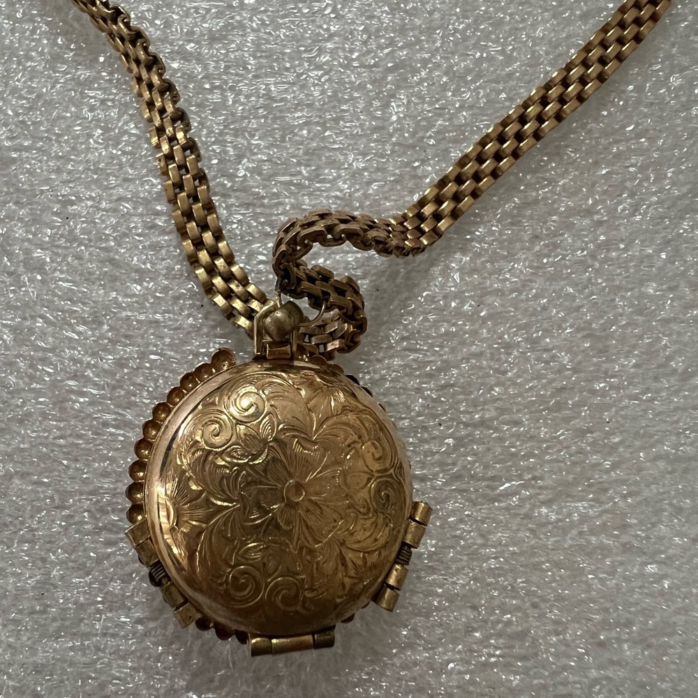 Lisner Rare Gold plated Locket Necklace Antique design in both sides - Picture 5 of 14
